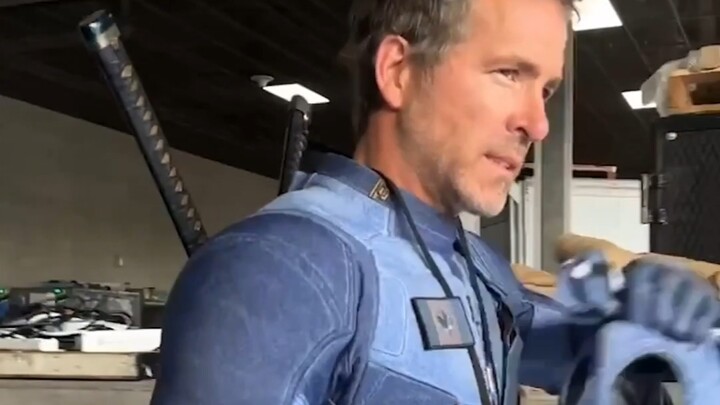 Ryan Reynolds in a Deadpool costume at SDCC