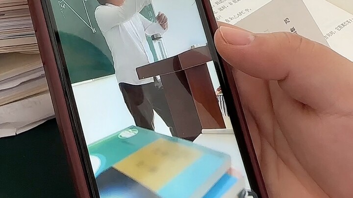 Dunia begitu luas, tapi juga begitu kecil.