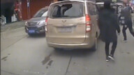 Kursi belakang: Siapa tahu keluargaku, tiba-tiba hidungku banyak yang besar.