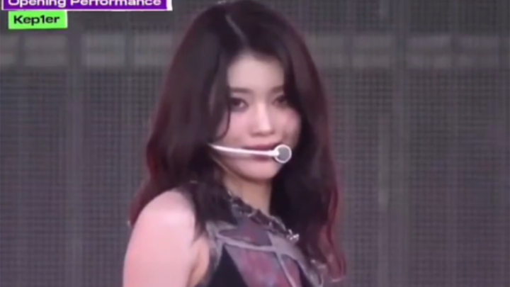 เสิ่นเสี่ยวถิงขึ้นเปิดเวทีอีกครั้ง! ปรากฏตัวทีไรก็กลายเป็นศูนย์กลางสายตาทันที! นางเอกแดนซ์เปิดฉาก ใช
