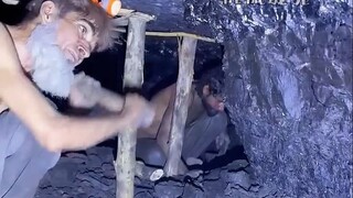 Tại sao phải đào mỏ ở độ cao mà người ta phải "đào than bằng đầu gối"?