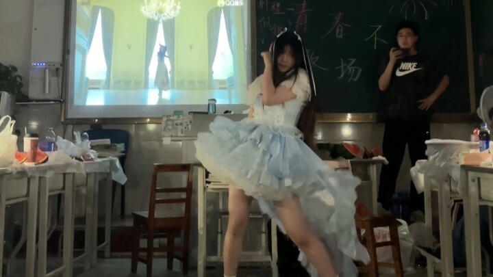 رقصة "سولو" في حفل التخرج