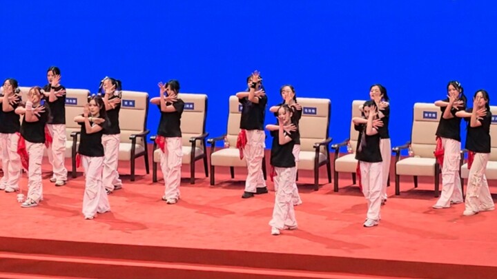 Ra mắt! Lễ tốt nghiệp của sinh viên Đại học Chiết Giang với tiết mục nhảy "We Rock" đã diễn ra!