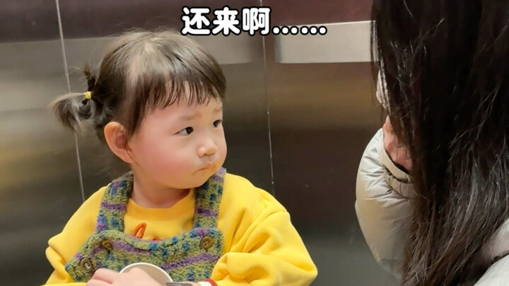 Setelah satu semester tak bertemu, tante berpura-pura jadi orang asing di lift dan rebut mikrofon da