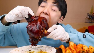 Oppa munched on the big pork elbow in sauce, which was stewed until it was soft and tasty, it was so