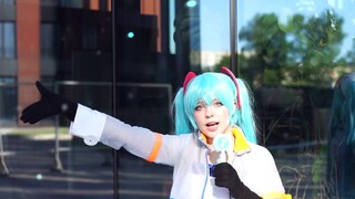 Saya Scarlet】 Ada game Hatsune baru! Lakukan tarian untuk merayakannya!