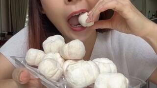 Ini bukan bawang putih tapi manggis dikeringin.. enakan manggis ini dari pada durian kemaren