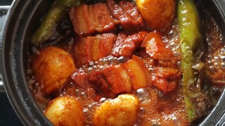 Cinta dapat dibicarakan secara perlahan, tetapi semangkuk daging babi ini harus dimakan sekarang.
