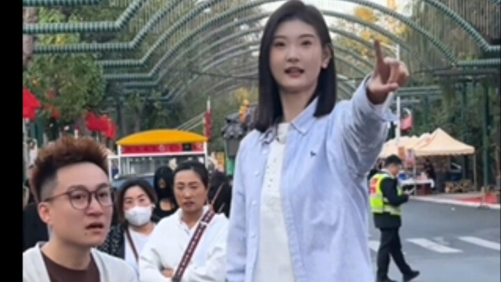 Gadis berusia 2 meter jauh lebih tinggi daripada kakak laki-lakinya, menghebohkan semua orang di Jal