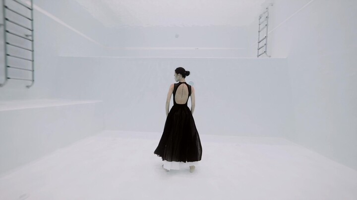 "Lotus" - A young lady interprets Chinese ink painting underwater