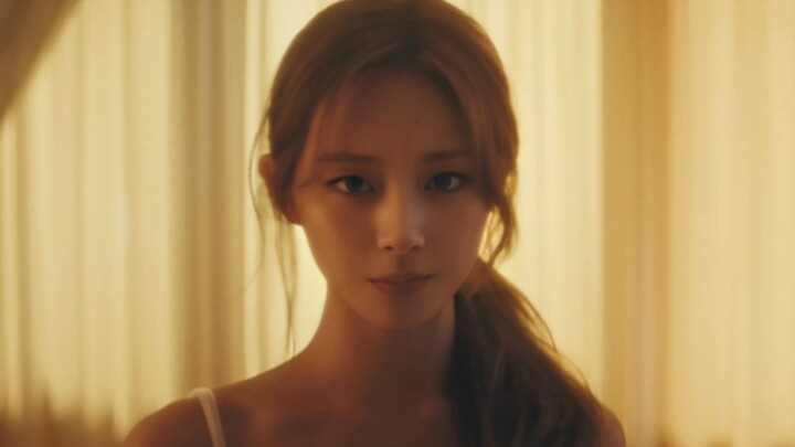 MV lagu debut solo Zhou Ziyu, "Run Away", telah dirilis.
