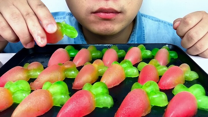 กินก้อนน้ำแข็งแครอทแช่แข็ง ฟังเสียงเคี้ยวที่ไม่เหมือนใคร!