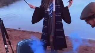 妈妈和孩子当模特，爸爸负责拍照和后期P图，这一家人是从童话故事里跑出来的吧！
