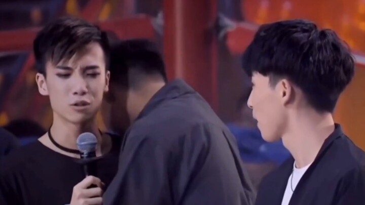 Wearing a short skirt and high heels, dancing passionately, can you understand such a boy?