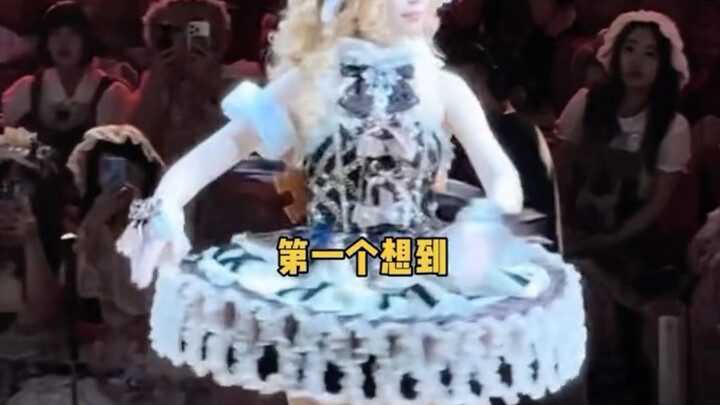 Orang pertama yang terpikir menyuruh penari memamerkan gaya lolita benar-benar jenius!!