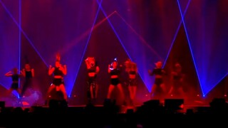 Penampilan BLACKPINK di panggung membawakan "16 Shots"