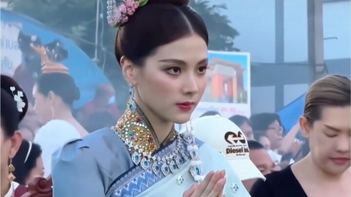 حتى مع هذا المظهر، تم إهمالها لمدة 7 سنوات، يا ترى كم هو صعب التألق في عالم الترفيه التايلاندي!