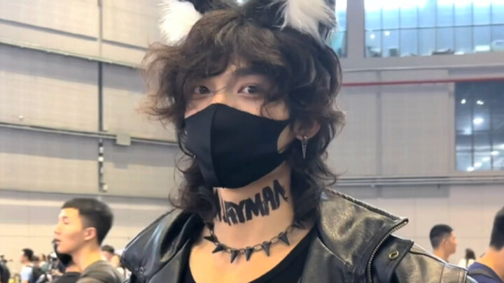 穿上衣服就看不到肌肉了