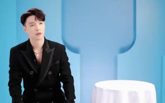 【EXO】张艺兴《少年之名》采访，说KAI跳舞很棒，并且大家一直都有在联系！