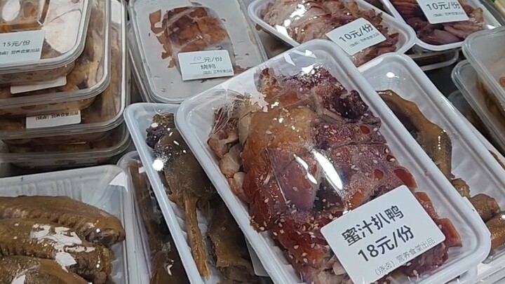 15-yuan boxed meals sold at a hospital stall—looks really good!