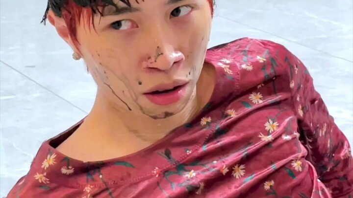 她怎么会飞出来的哇