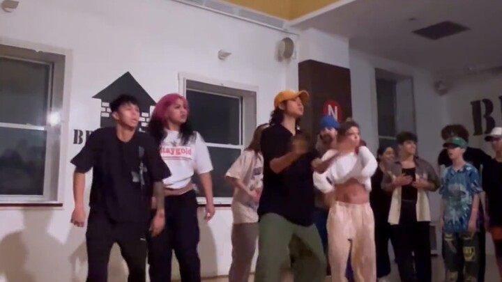 [Ledakan energi tinggi di seluruh] Ketika sekelompok penari kelas dunia memutuskan untuk mengejutkan