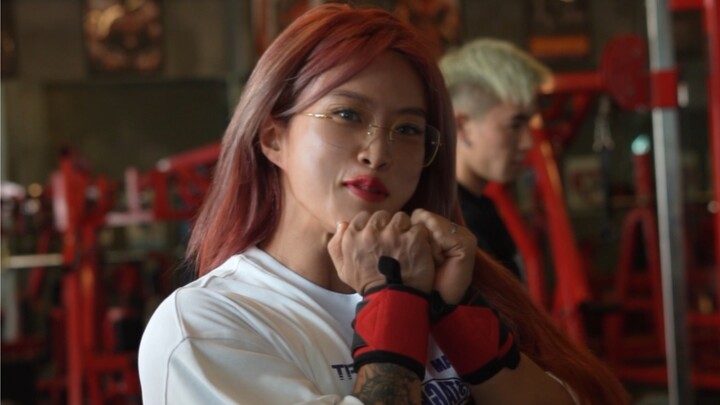 ไม่มีเวลามาคลั่งไคล้เธอหรอก พี่รักตัวเองคนเดียวเท่านั้น