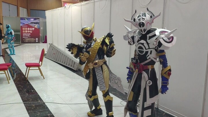 A Fengmo and an E can always have a lot of fun at the tokusatsu exhibition