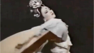 Liu Yifei's mom dancing—graceful steps and fluid movements of her water sleeves