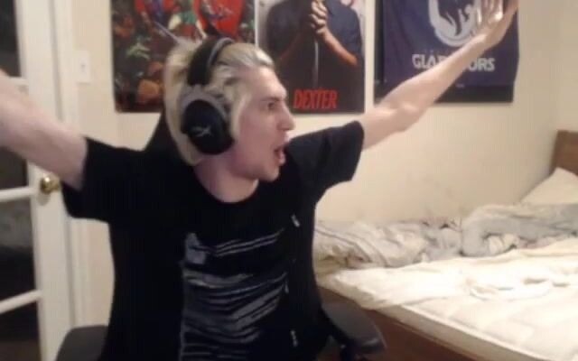 หกเครื่องคอนโซล สิบคอมพิวเตอร์ สายไฟเต็มไปหมด แผ่นตีเสียง ลำโพง…