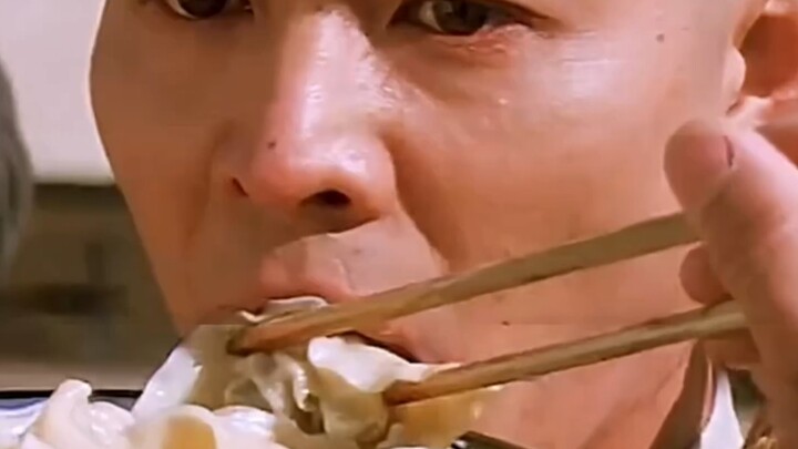 While eating his “last meal,” Wong Fei-hung unexpectedly discovers a dagger!
