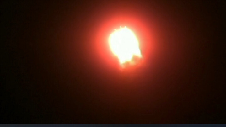 Người đàn ông câu cá vô tình chạm vào đường dây điện cao thế, lập tức bị cháy thành than.