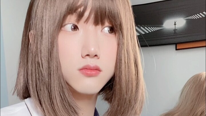 ลมพัดเข้ามาในห้องเรียน ผ่านหน้าพวกเราไป พร้อมกับพัดพาหัวใจของคนคนนั้นลอยหายไปด้วย…