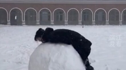 After the teacher urged everyone to head back to class, they secretly claimed the giant snowball!