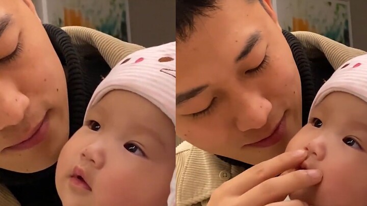 คุณพ่อกลับบ้านมาก็โอบกอดพี่สาวก่อน น้องสาวฝาแฝดจู่ๆ ก็หึงจนทำตัวเย็นชาผิดปกติ สีหน้าโดดเด่นสะดุดตา
