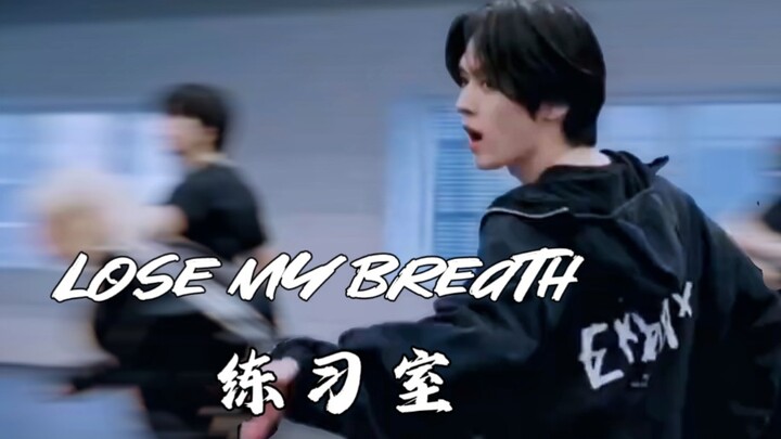 【Lee Know】Menikmati kelancaran Lose my breath – versi makan di ruang latihan, fokus