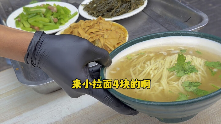 Northeast Halal Restaurant: Ten yuan for a bowl of noodles and three dishes—such a great deal!