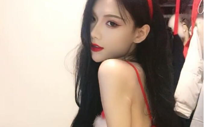 Nửa đêm, bạn cùng phòng nam của tôi cải trang thành phụ nữ rồi vào phòng tôi tán tỉnh! Tôi phải làm 