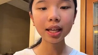 Adik perempuan kecil ini berbicara bahasa Inggris dengan dialek dari berbagai negara, bakat linguist