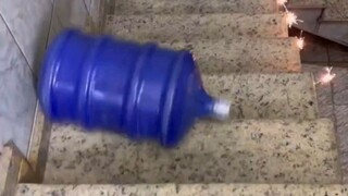 Cuộc thi lăn chai trên cầu thang