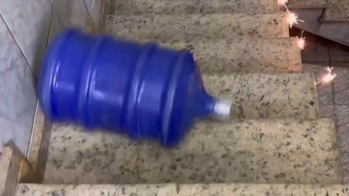 楼梯滚瓶子大赛