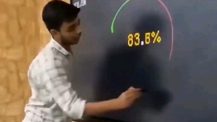 Chỉ cần vẽ được 99% hình tròn bằng tay thôi cũng đã là siêu phàm rồi!