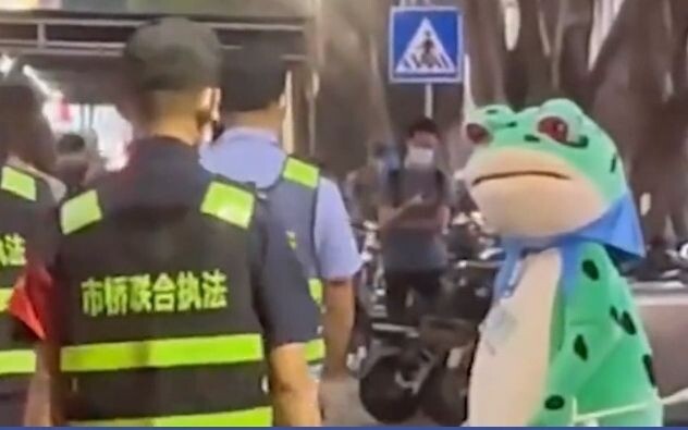 عندما كان الضفدع يبيع صغاره، منعته إدارة المدينة. استدار طفل الشارع وذهب إلى محل شاي الحليب ليلعب لع