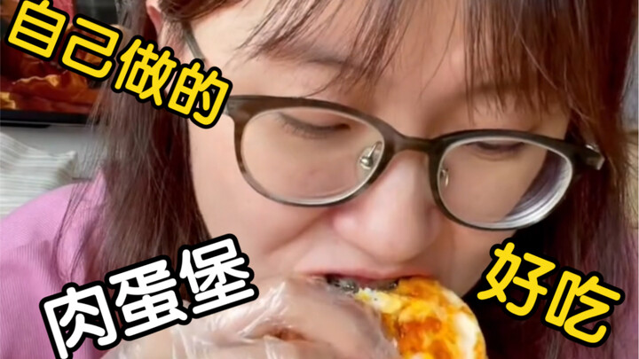 Burger harus makan yang daging asli, aku memang benar-benar pandai makan