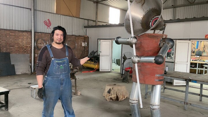 I made a cheering robot for my brother.