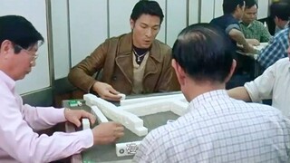 Anh ấy chơi mạt chược giỏi nhất. Anh ấy thậm chí có thể chơi mạt chược trong khi đổ đầy bình xăng. T