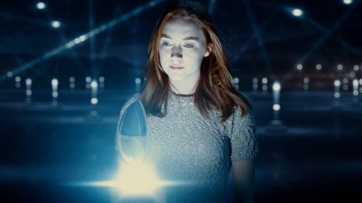 Aliens invade the earth by hosting souls, adapted from Stephenie Meyer's classic science fiction nov