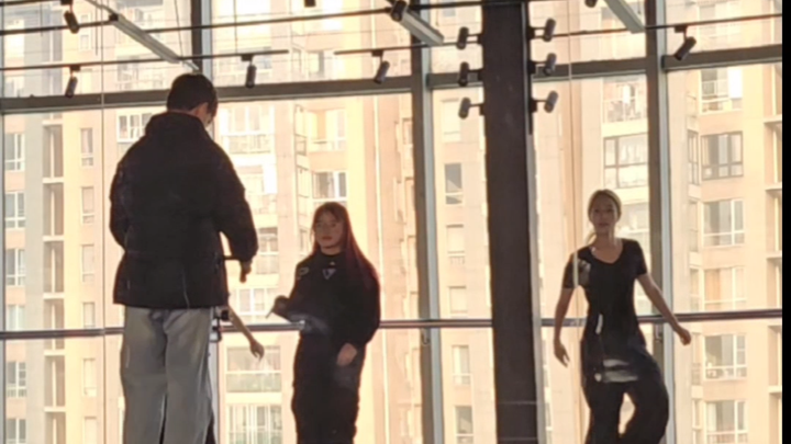 في اليوم الأول من العام الجديد، لا بد من الرقص أيضًا! تصميم رقصات بواسطة lucien وlizy