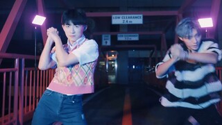 Hai cậu bé nhảy theo bài hát "PING PONG" của HyunA & Kim Hyojong. Cậu bạn trai tuyệt vời và cô vợ nh