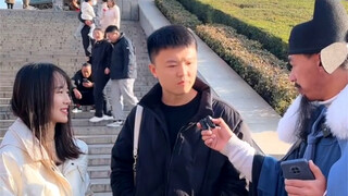 Trên phố, một chàng trai tài giỏi đến từ Sơn Tây, dáng vẻ lịch lãm, dễ gần, anh nói năng lưu loát, t